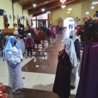 Pocas personas asisten a la novena. El resto la ve desde redes sociales.