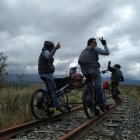 Los intrépidos viajeros ‘ruedan’ sobre los rieles construidos en el gobierno del general Eloy Alfaro Delgado.