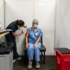 Vista de un recipiente de la vacuna de los laboratorios Pfizer/BioNTech contra la covid-19.