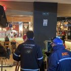 Dos personas multadas en el norte de Quito por no usar mascarilla.