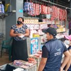Miembros de la Gobernación y la Intendencia de Policía en uno de los mercados de la urbe