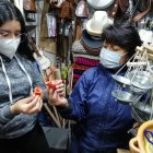 Teresa Tenesaca muestra las balanzas que nadie compra. Las tiene como recuerdo en su local.