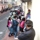 Hay veredas tan angostas en las que es complicado mantener el distanciamiento.