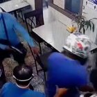 Los pillos quedaron grabados en el sistema de vigilancia del negocio.