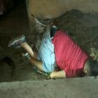 Así quedó el individuo tras recibir varios tiros mientras tomaba al pie de una casa abandonada.