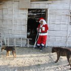 Bolillito desempolvó el traje que anhela usar, con la ilusión de que lo contraten.