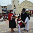 El líder Mariano Caisabanda entregó a Mateo las herramientas que le servirán de grande para ganarse el sustento diario.