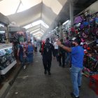 En la Bahía y el sector comercial de Guayaquil persiste la presencia masiva de transeúntes y comerciantes.