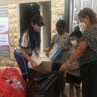 Lisette Burbano (i), de la fundación Corazón Solidario, encabeza la repartición de 55.000 obsequios en Durán.