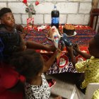 Antes de la cena, Amalia y sus niños se entretuvieron con los juguetes que les obsequiamos. La felicidad iluminó por una hora su hogar.