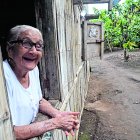Doña Carlotita ve con felicidad como los días pasan y ella sigue lúcida.