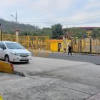 Montoya desde el interior de su casa ve la desolación que hay por culpa de la pandemia de COVID-19.
