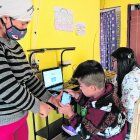 Las tareas para los hijos de Clara llegan a través de WhatsApp. Tiene un ordenador de escritorio, pero no cuenta con Internet.