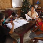 En la cooperativa Balerio Estacio, al noroeste de Guayaquil, un par de niños intentan igualarse en las tareas.