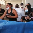 Adriana Correa lloró la muerte de su esposo, quien la salvó de  morir ahogada.