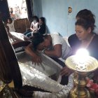 Ninfa Carpio lloraba sin consuelo aferrada a la caja donde reposaban los restos de su hija.