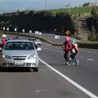 Los menores de edad cruzan la carretera con miedo de ser atropellados.