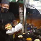 La hamburguesa al carbón ofrece Edwin Estupiñán, en Mucho Lote 1.