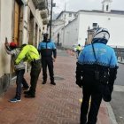 El hombre fue detenido por la Policía por portar un cuchillo.