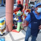 Referencial. En la 6 de Marzo, en Guayaquil, se comercializan los años viejos desde hace varias semanas. ARCHIVO