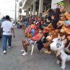 Ángelo Mosquera lleva desde las 7 de la mañana en su puesto y no ha logrado vender nada.