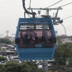 Samuel y sus padres se tomaban de las manos durante el recorrido, simulando estar en una montaña rusa.

FECHA : 28/12/2020 

Agencia (ag-extra)