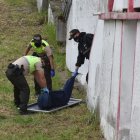 El cuerpo presentaba dos heridas de puñal en la parte del pecho, según la Policía.