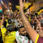 Hinchas celebran a Barcelona en el centro de Guayaquil.