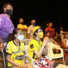 El fanático Kendy Plaza Loor no se quería perder el partido del equipo de sus amores, Barcelona, y desde la calle lo vio donde la vecina.