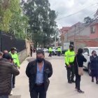 Después de las seis de la mañana hubo desesperación en el exterior de la vivienda.