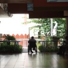 En uno que otro pasillo se ve a aquel que extraña a los alegres y solidarios visitantes.