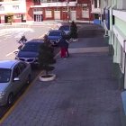 El asalto fue registrado por una cámara de seguridad del sector.