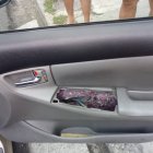 La última familia perjudicada tuvo que gastar 4.000 dólares para reponer las piezas de su carro