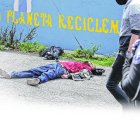 El cadáver del hombre quedó tendido a un lado de la avenida Simón Bolívar, sector mirador de La Forestal, en el sur de la capital.