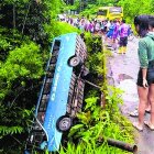 Uno de los vehículos pesados cayó de un puente hasta un río que cruza en el sector.
