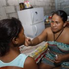 La niña tiene heridas en el rostro, en las piernas y en los brazos.