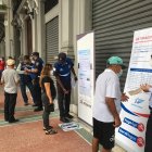 Funcionarios trataban de orientar a los abuelitos.