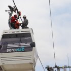 Los rescatistas llegan hasta la cabina a través de un arnés que se coloca en el cableado.