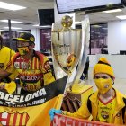 Los hinchas de Barcelona con el trofeo de la LigaPro en Gráficos Nacionales.
