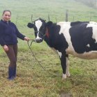 Heras junto a una de sus vacas. Ella le apuesta al agro para salir adelante