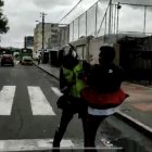 El taxista inició la pelea, el uniformado le respondió.