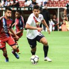 Jordy Alcívar (d) terminó el 2020, como uno de los titulares en Liga de Quito.