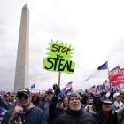 Manifestantes adeptos al presidente de EE.UU., Donald Trump, protestan ante el Capitolio, sede del Congreso estadounidense, en Washington.