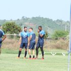 Frickson Erazo (d) junto a los refuerzos Maximiliano Viera (e) y Richard Fernández (i).