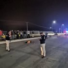 La pareja fue impactada por una camioneta cuando intentaba virar.