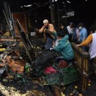 Los comerciantes afectados continúan limpiando la zona.