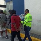 Los capturados tenían un arma de fuego en su poder, la cual fue incautada por los gendarmes.