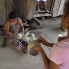 Beatriz Ushca junto con sus hijos transforma la corteza del mate.