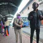 En el andén rondan sujetos con actitud amenazante. También exigen dinero a los usuarios.