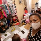 Leticia aparte de instruirlas en corte y confección les enseña la unidad a sus chicas.